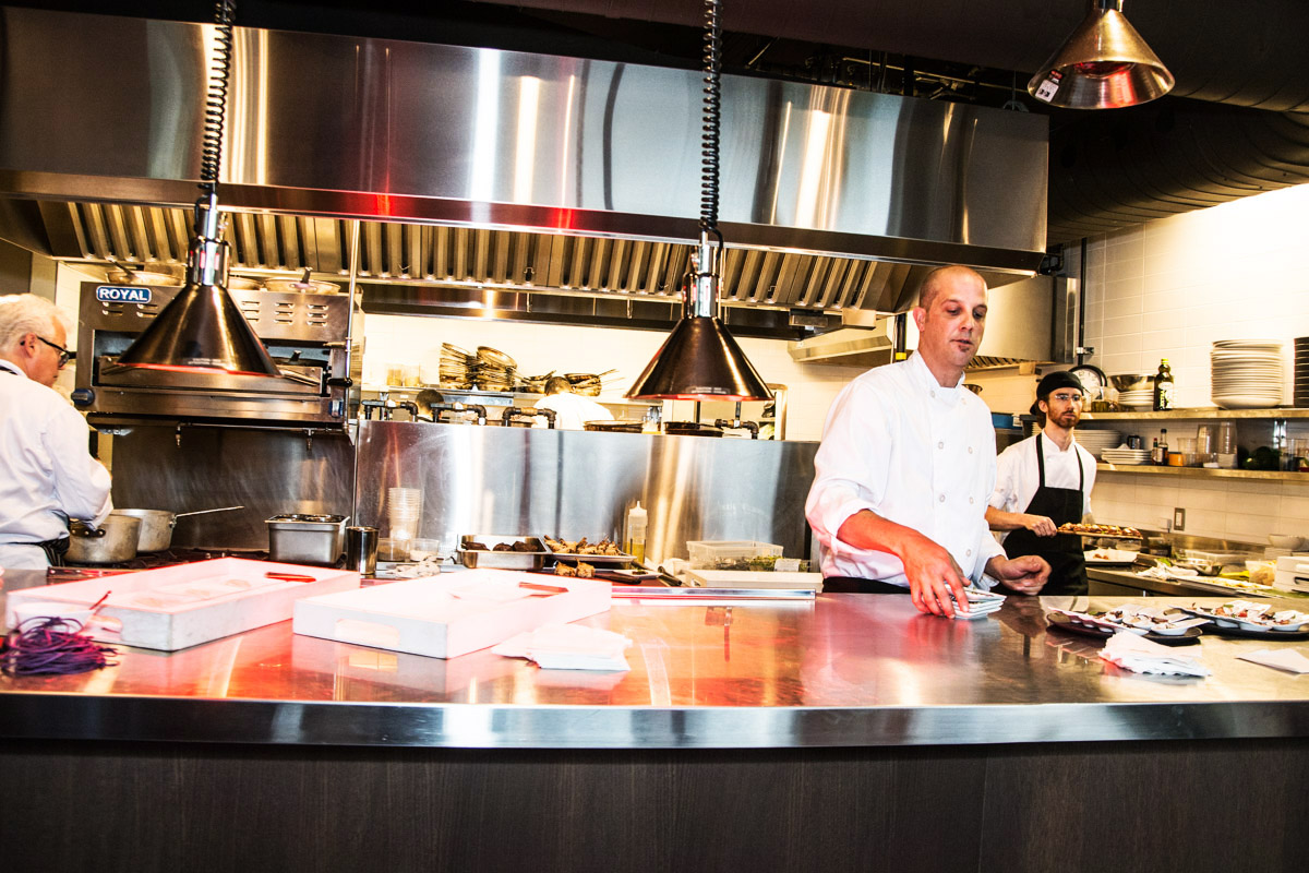 Le restaurant Doca ouvre ses portes dans Griffintown avec des bulles, des huîtres et de la glace!