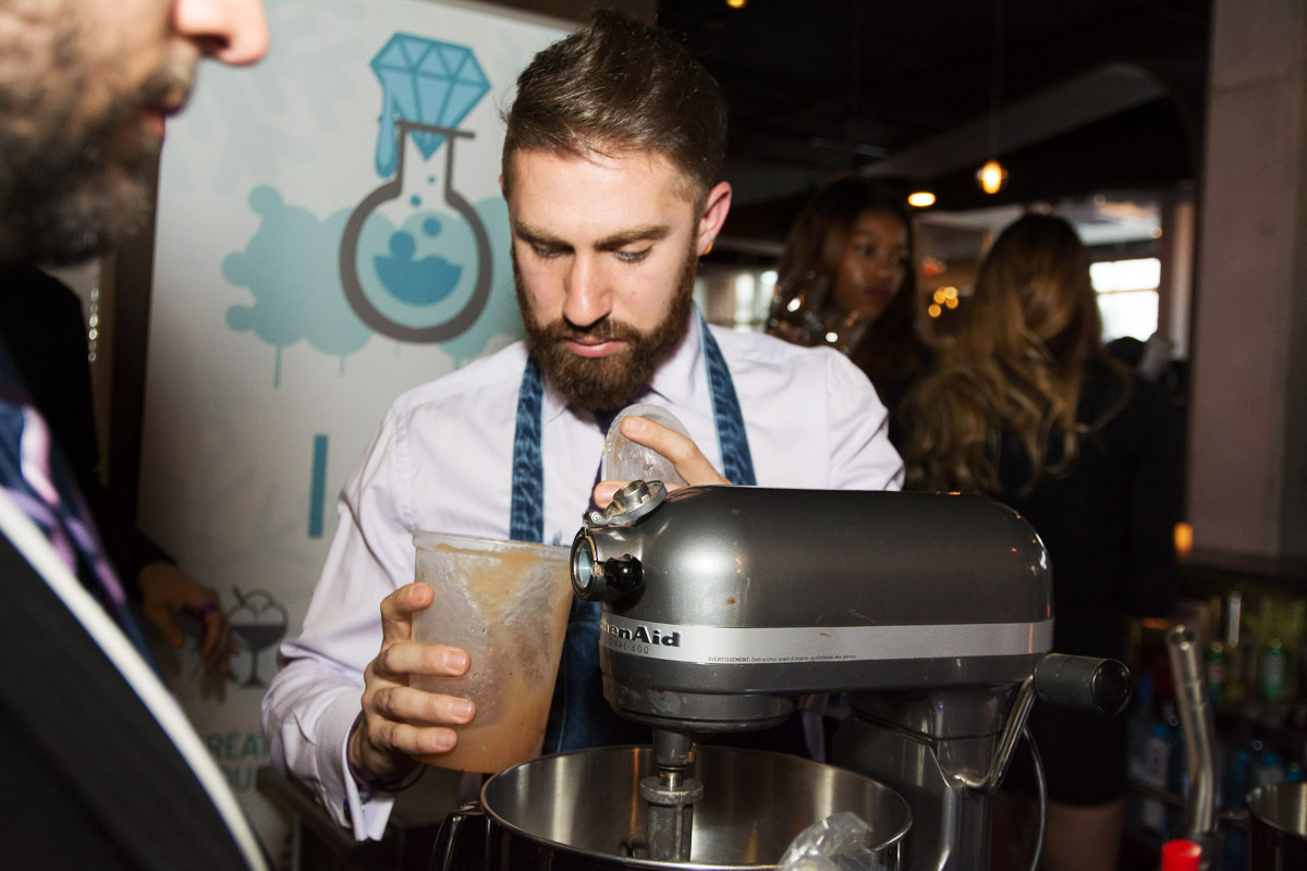 Le restaurant Doca ouvre ses portes dans Griffintown avec des bulles, des huîtres et de la glace!
