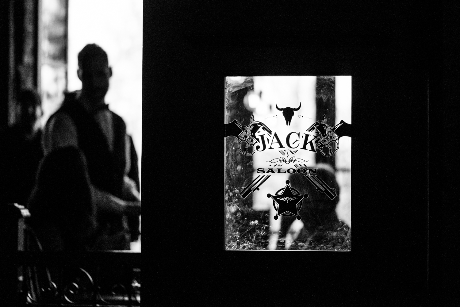 Au diable les tapis rouges, le Jack Saloon déroule son tapis noir pour la F1