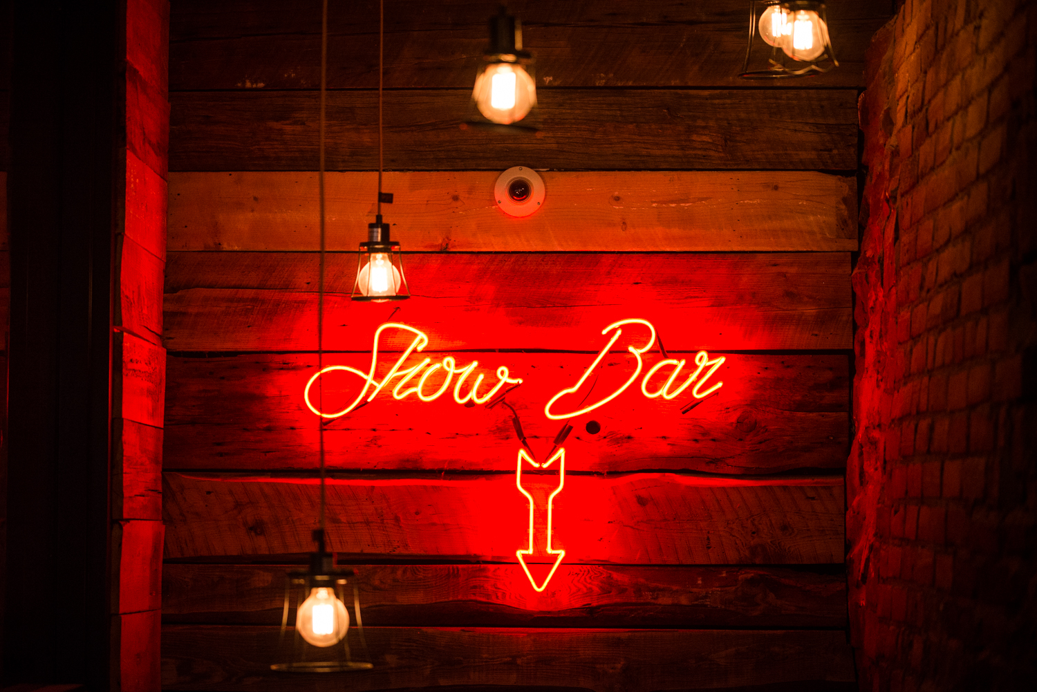 Au diable les tapis rouges, le Jack Saloon déroule son tapis noir pour la F1