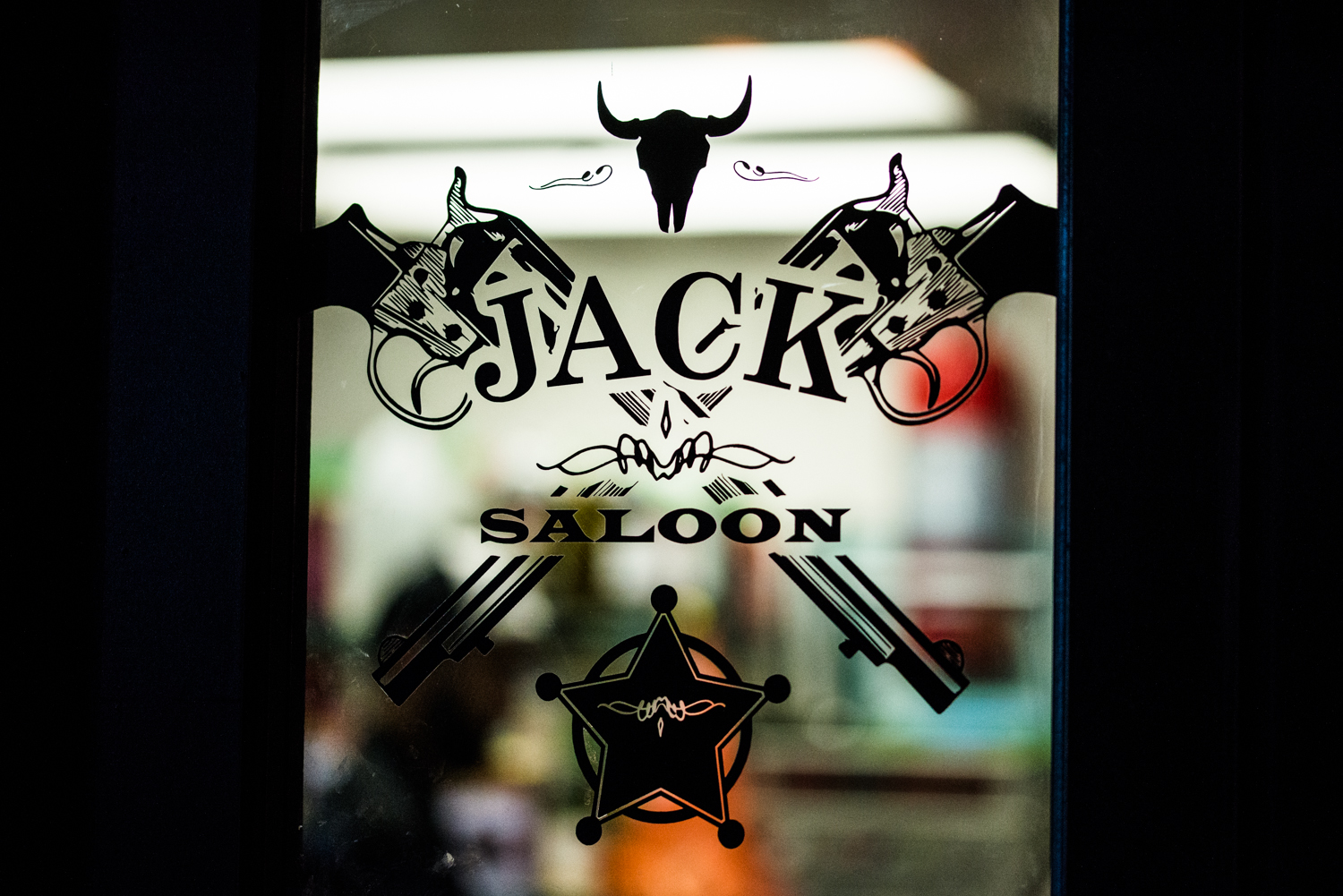 Au diable les tapis rouges, le Jack Saloon déroule son tapis noir pour la F1