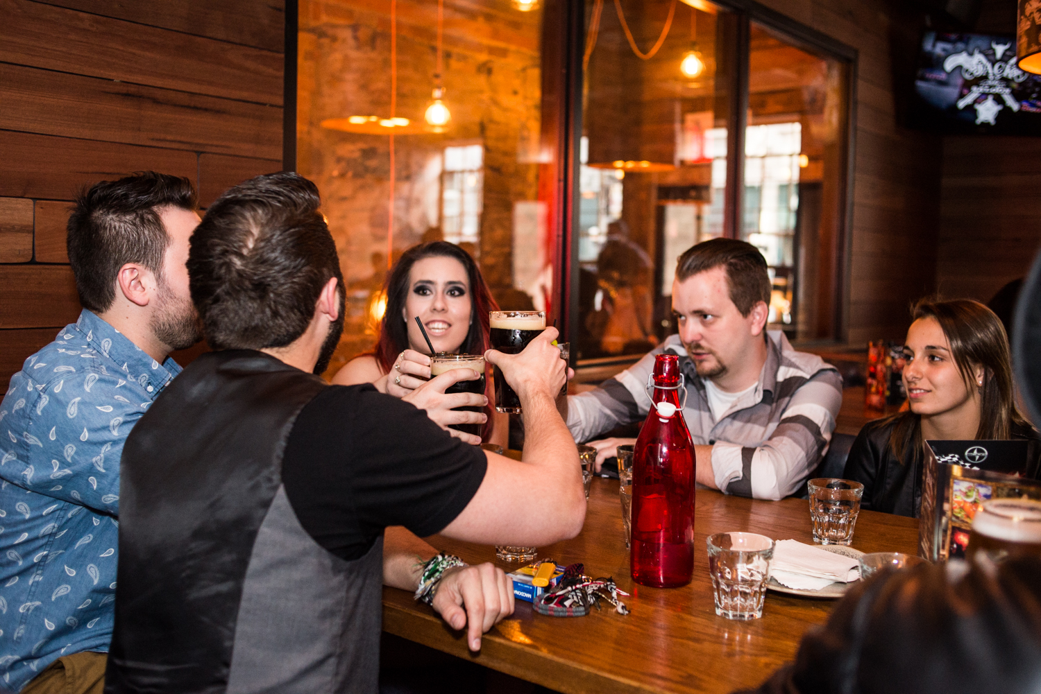 Au diable les tapis rouges, le Jack Saloon déroule son tapis noir pour la F1