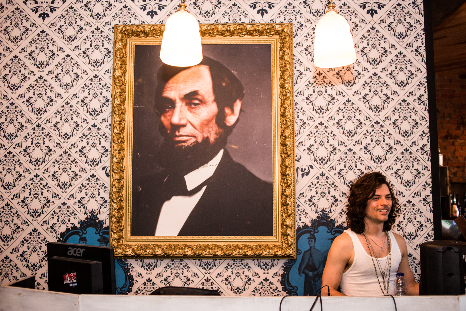 Au diable les tapis rouges, le Jack Saloon déroule son tapis noir pour la F1