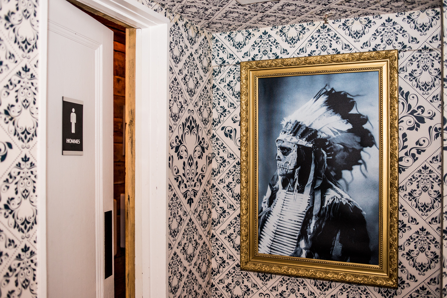 Au diable les tapis rouges, le Jack Saloon déroule son tapis noir pour la F1