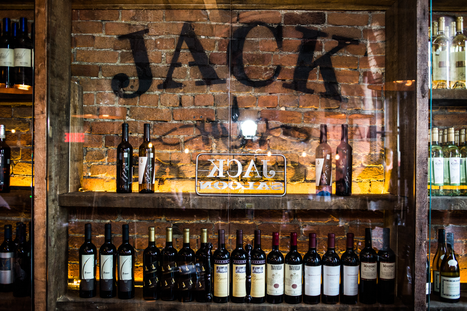 Au diable les tapis rouges, le Jack Saloon déroule son tapis noir pour la F1