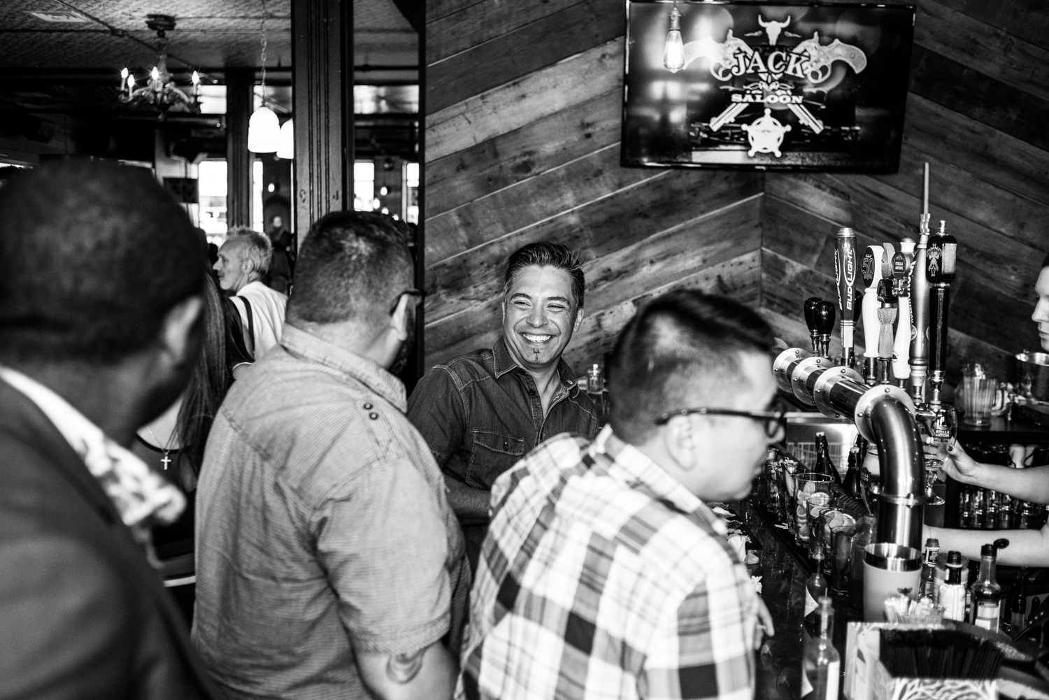 Au diable les tapis rouges, le Jack Saloon déroule son tapis noir pour la F1