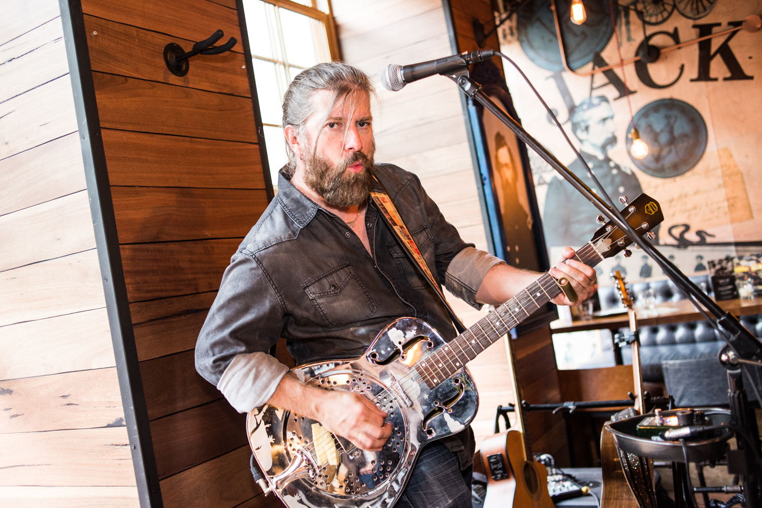 Au diable les tapis rouges, le Jack Saloon déroule son tapis noir pour la F1