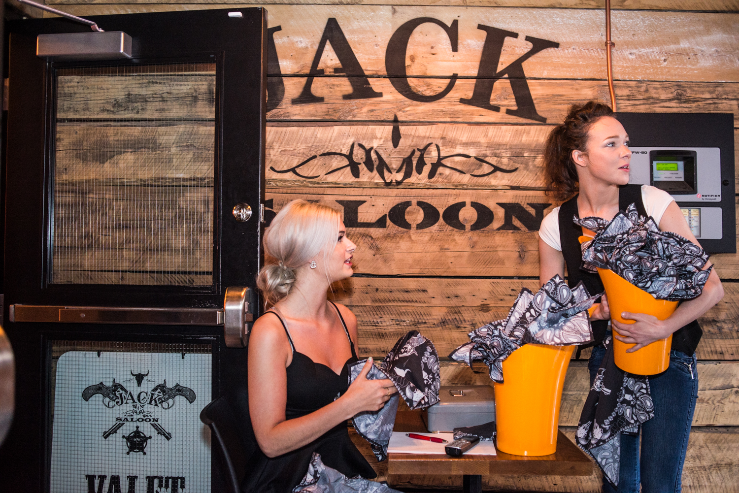 Au diable les tapis rouges, le Jack Saloon déroule son tapis noir pour la F1