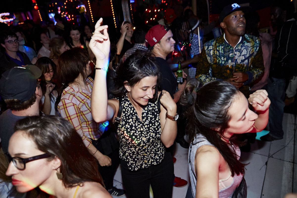 Naive Melody Inauguration à la Salsathèque: Win Butler, Pierre Kwenders et Thomas Von Party font lever la fête