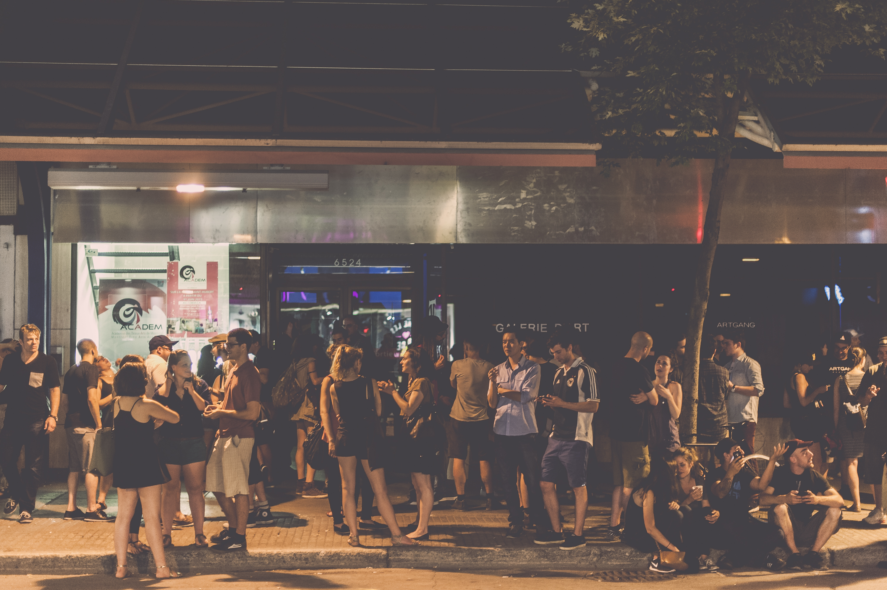 L'artiste-graffeur TRAV débute son exposition à l'espace Artgang avec un gros party!