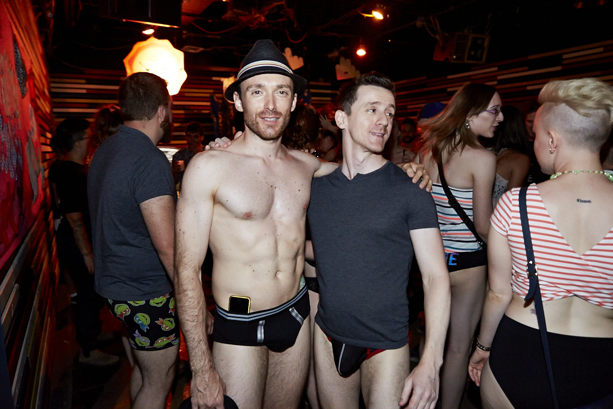 Des Montréalais en bobettes au bar le Ritz pour le party No Pants No Problem!