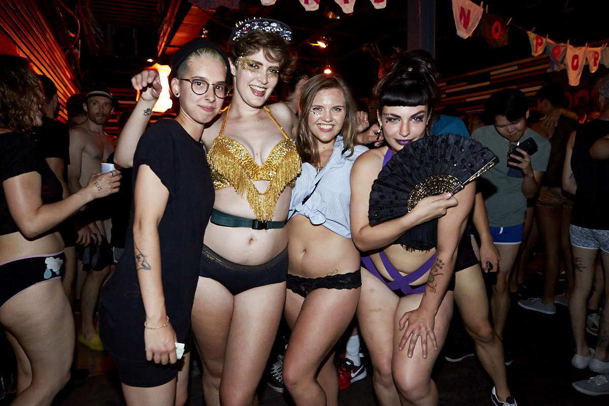 Des Montréalais en bobettes au bar le Ritz pour le party No Pants No Problem!