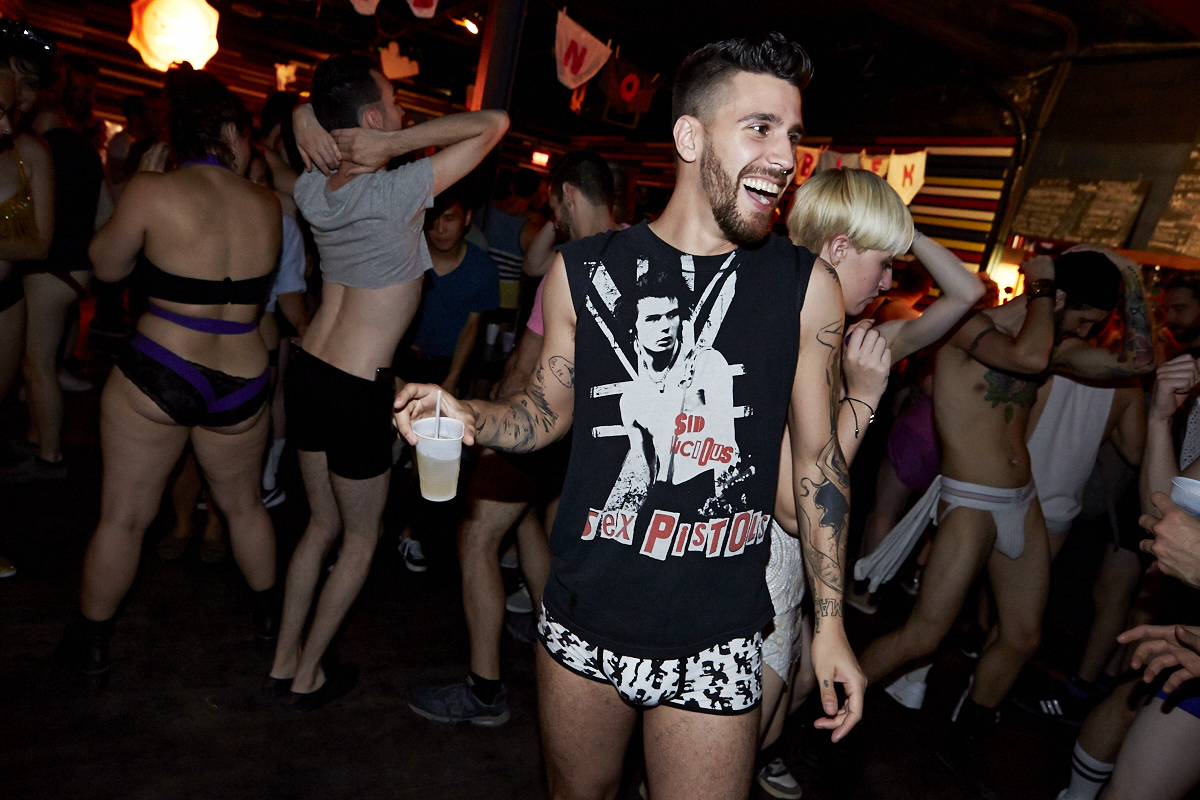 Des Montréalais en bobettes au bar le Ritz pour le party No Pants No Problem!