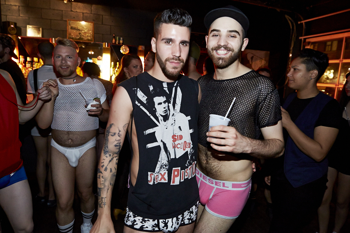 Des Montréalais en bobettes au bar le Ritz pour le party No Pants No Problem!