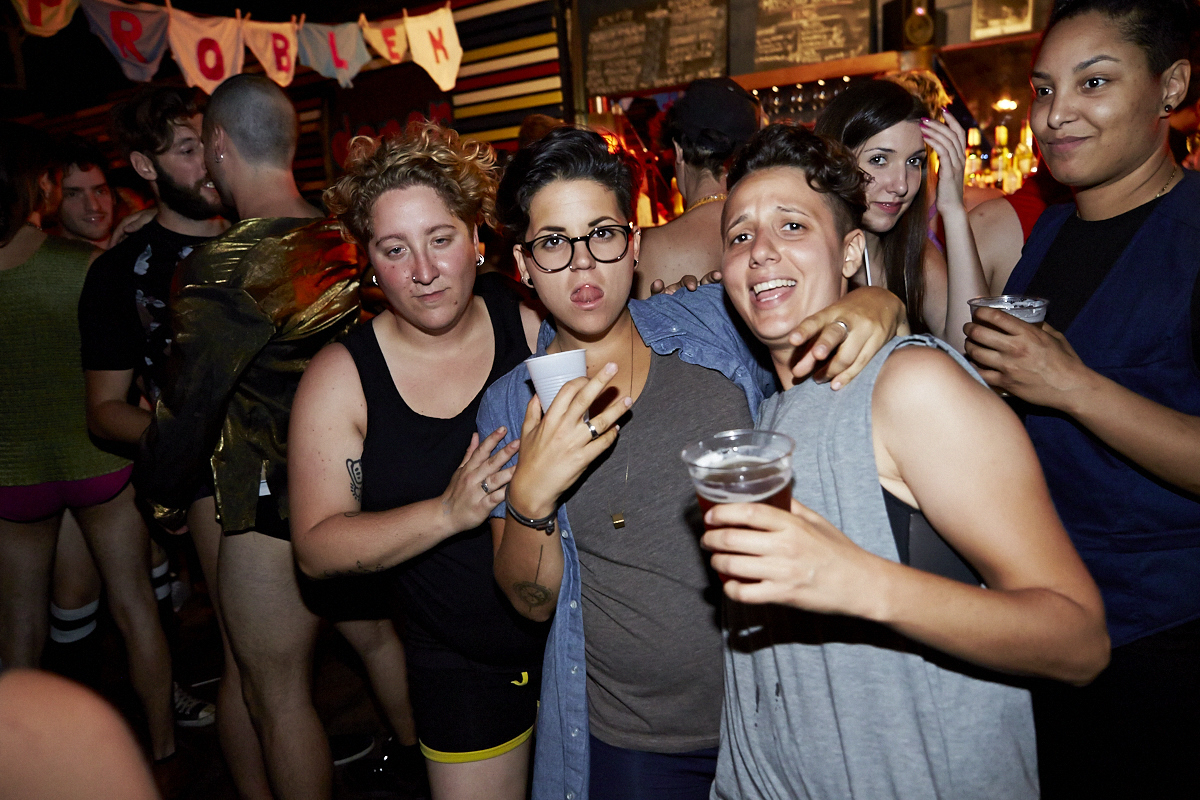 Des Montréalais en bobettes au bar le Ritz pour le party No Pants No Problem!
