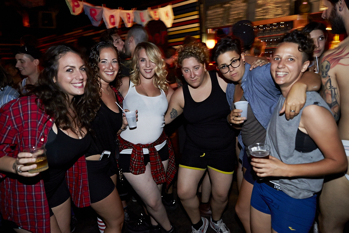 Des Montréalais en bobettes au bar le Ritz pour le party No Pants No Problem!