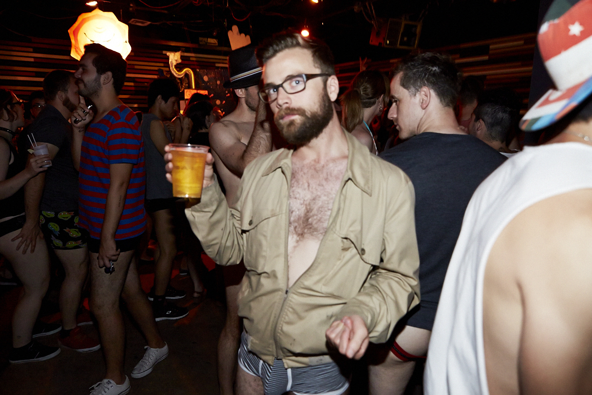 Des Montréalais en bobettes au bar le Ritz pour le party No Pants No Problem!