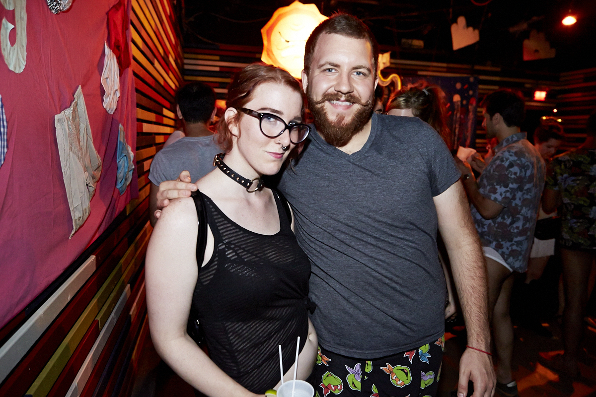 Des Montréalais en bobettes au bar le Ritz pour le party No Pants No Problem!
