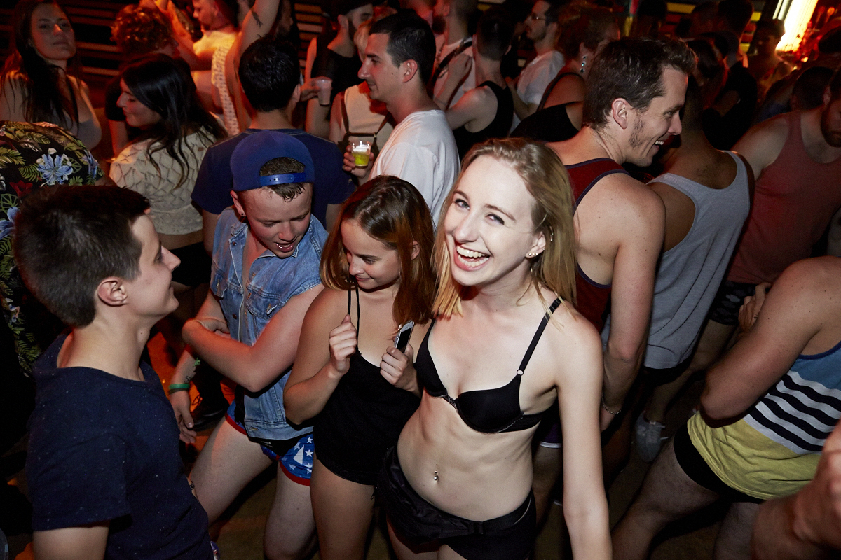 Des Montréalais en bobettes au bar le Ritz pour le party No Pants No Problem!