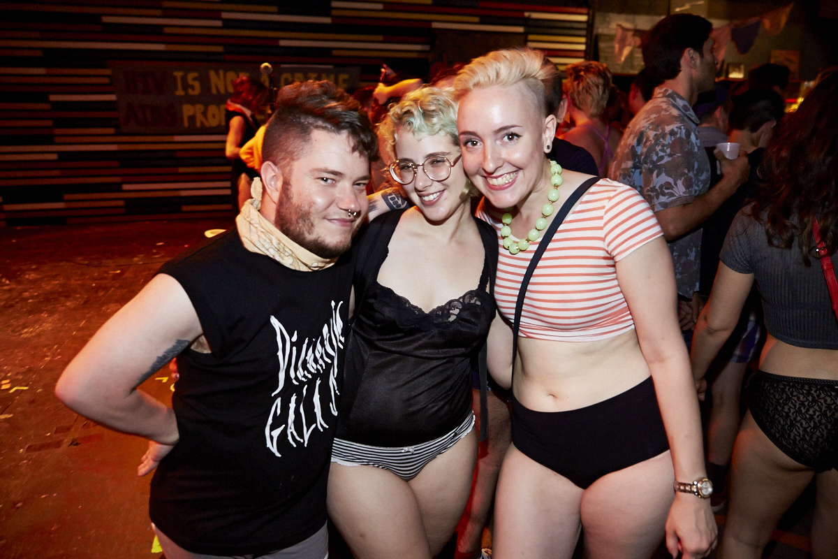 Des Montréalais en bobettes au bar le Ritz pour le party No Pants No Problem!