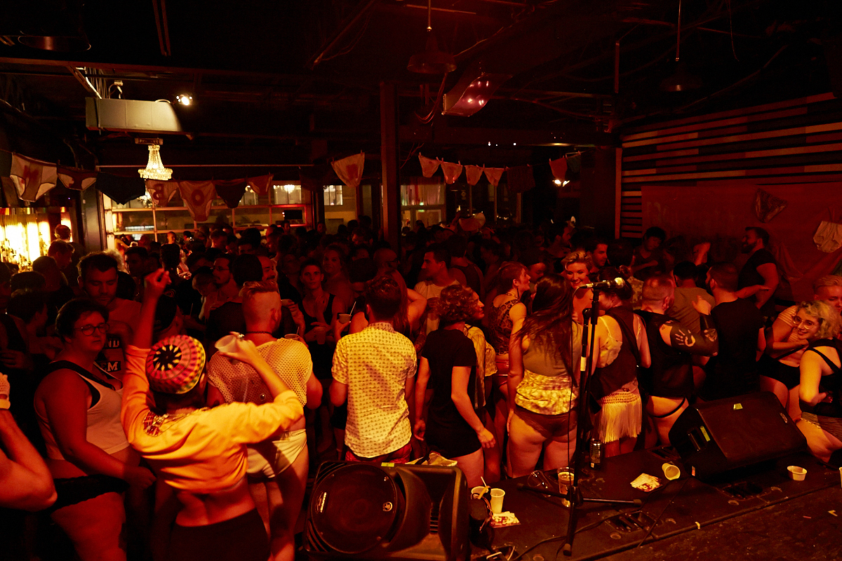 Des Montréalais en bobettes au bar le Ritz pour le party No Pants No Problem!