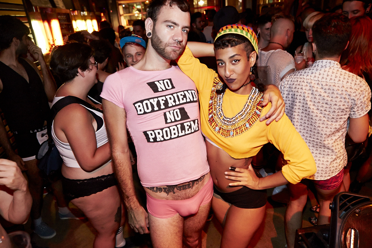 Des Montréalais en bobettes au bar le Ritz pour le party No Pants No Problem!