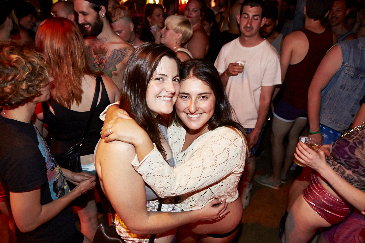 Des Montréalais en bobettes au bar le Ritz pour le party No Pants No Problem!