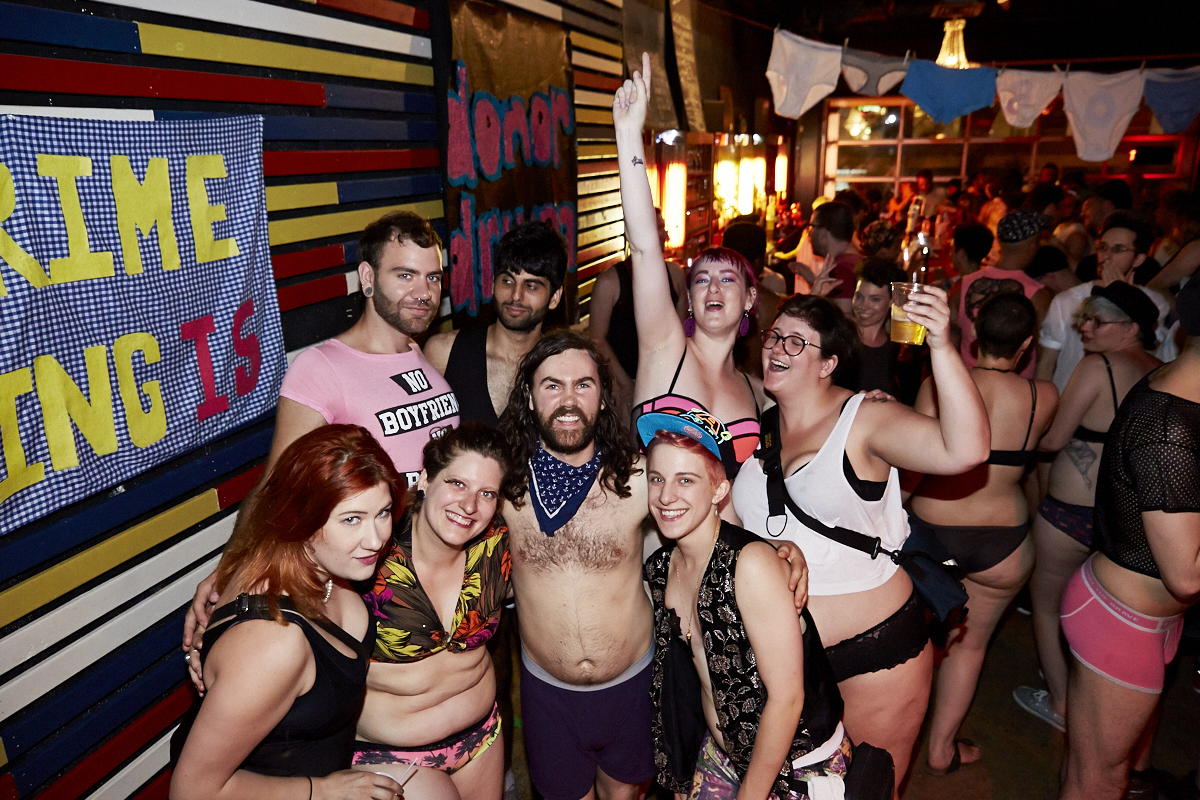 Des Montréalais en bobettes au bar le Ritz pour le party No Pants No Problem!