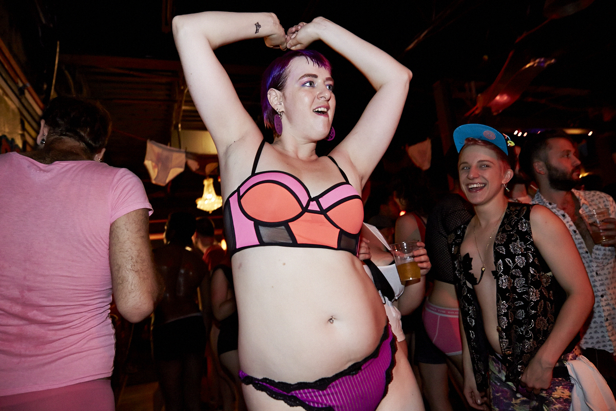 Des Montréalais en bobettes au bar le Ritz pour le party No Pants No Problem!