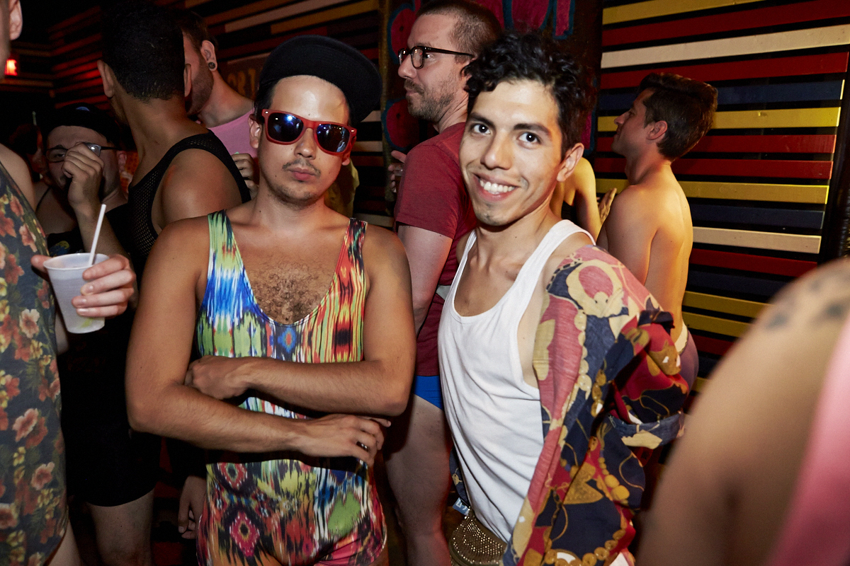 Des Montréalais en bobettes au bar le Ritz pour le party No Pants No Problem!