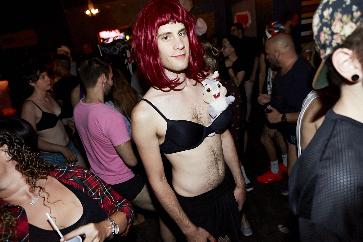 Des Montréalais en bobettes au bar le Ritz pour le party No Pants No Problem!