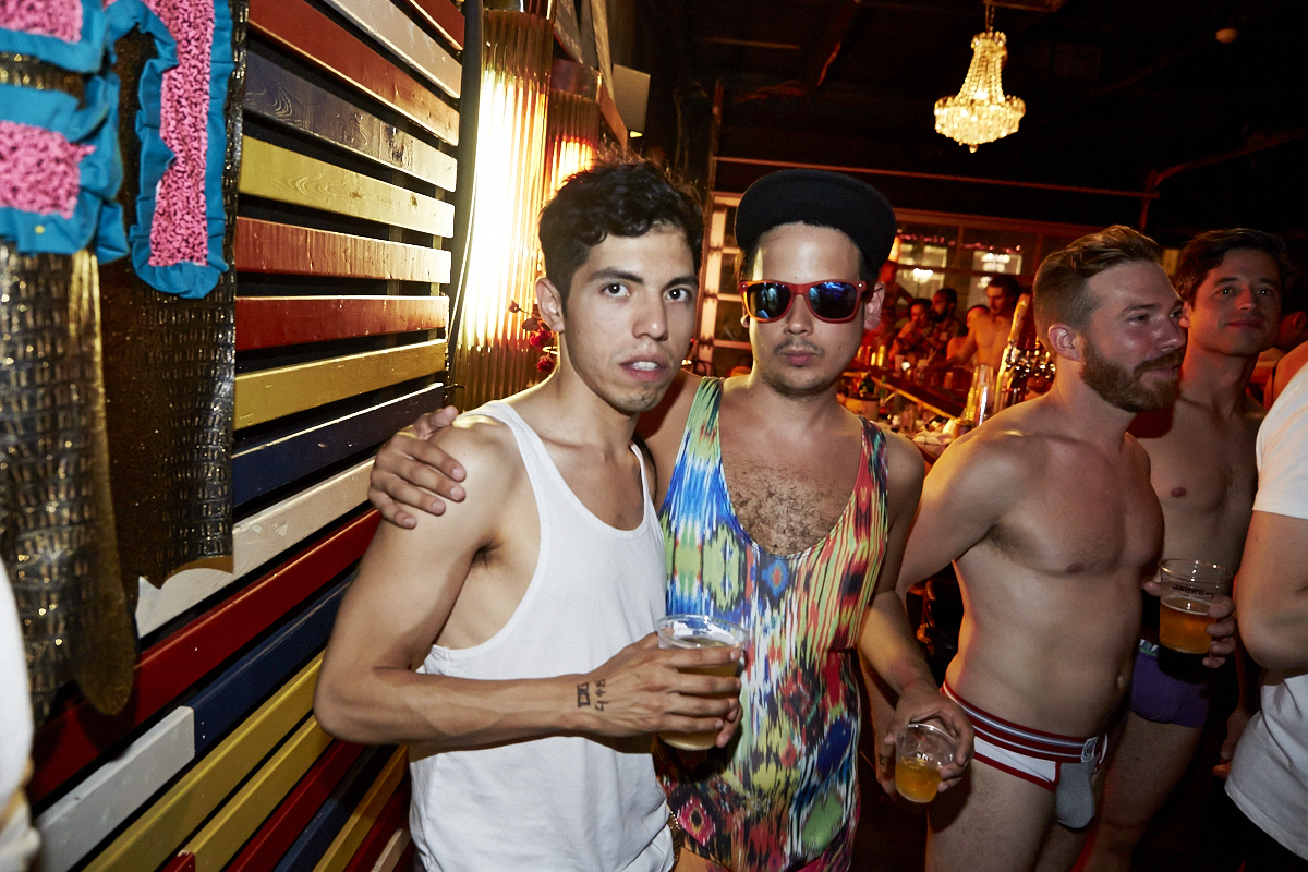 Des Montréalais en bobettes au bar le Ritz pour le party No Pants No Problem!