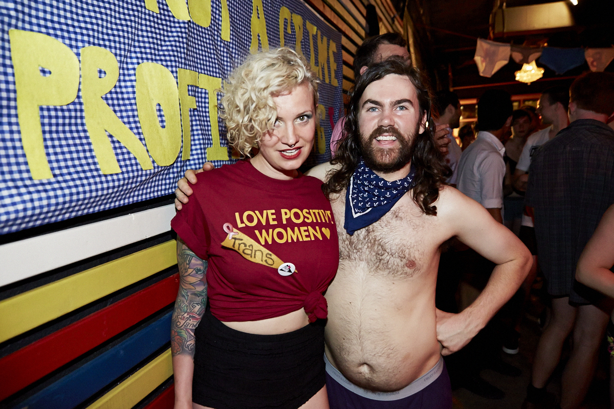 Des Montréalais en bobettes au bar le Ritz pour le party No Pants No Problem!