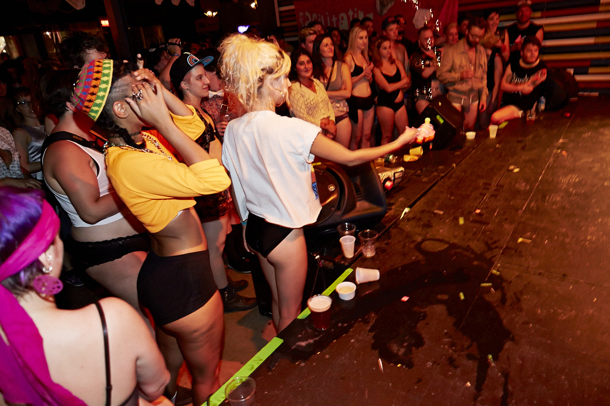 Des Montréalais en bobettes au bar le Ritz pour le party No Pants No Problem!