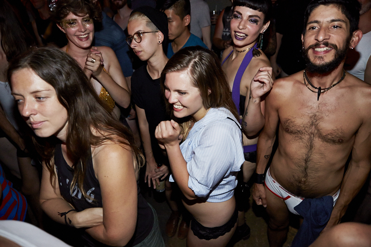 Des Montréalais en bobettes au bar le Ritz pour le party No Pants No Problem!