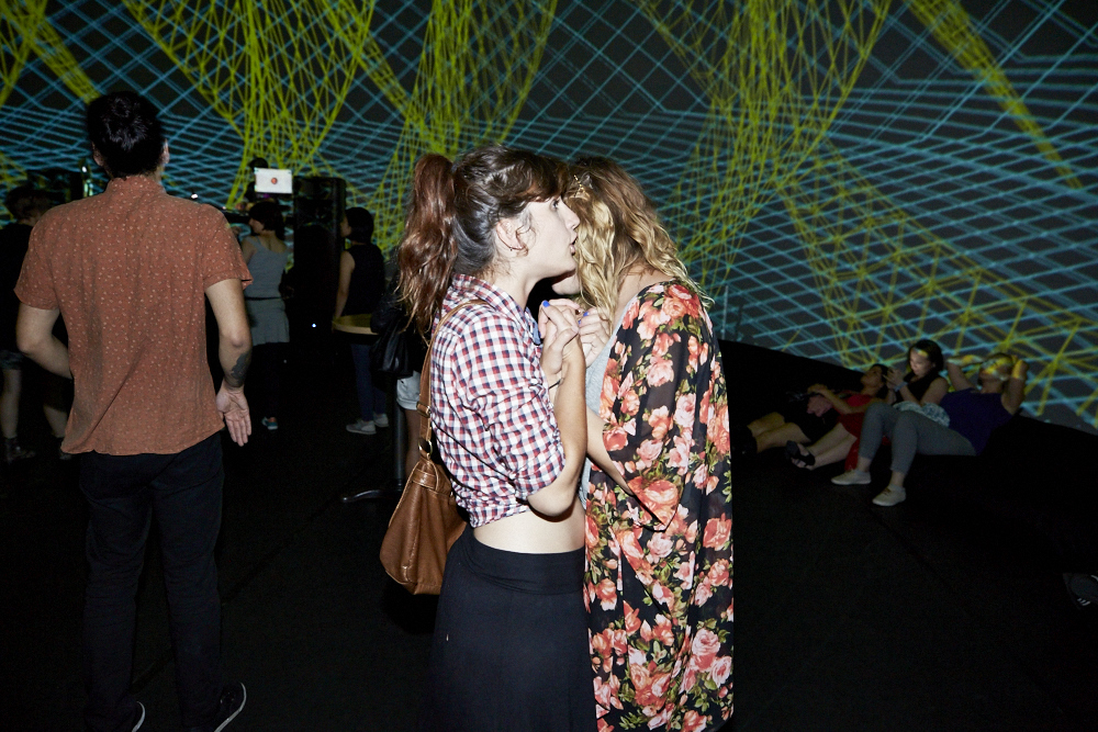 Musique électro, popsicles et folles projections pour le 1er party Dômesicle à la SAT