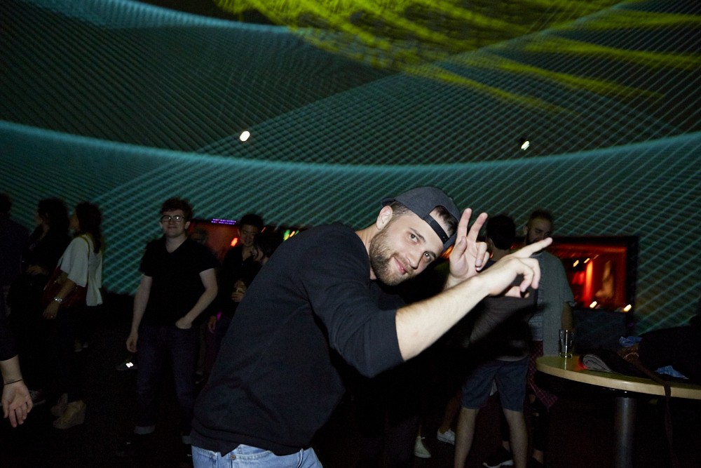 Musique électro, popsicles et folles projections pour le 1er party Dômesicle à la SAT