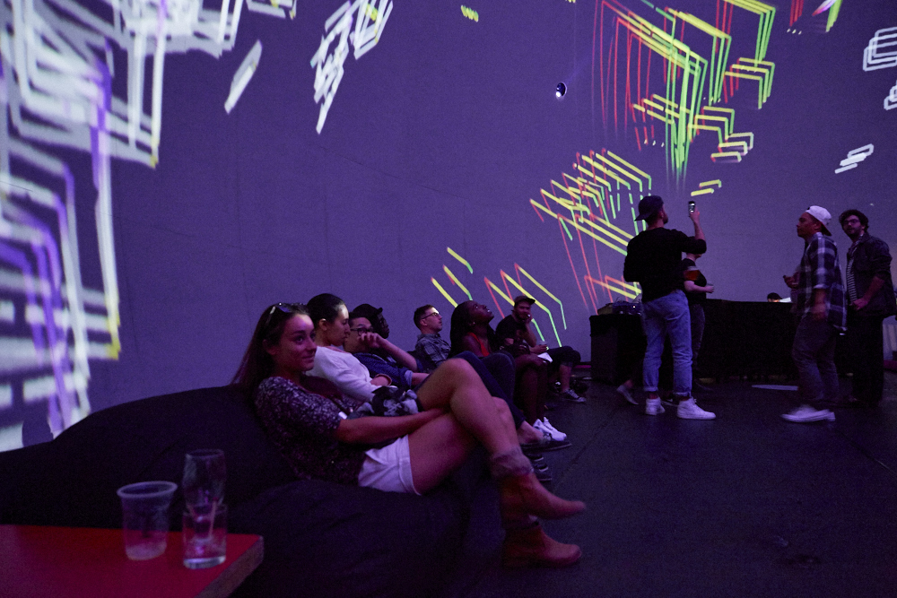 Musique électro, popsicles et folles projections pour le 1er party Dômesicle à la SAT