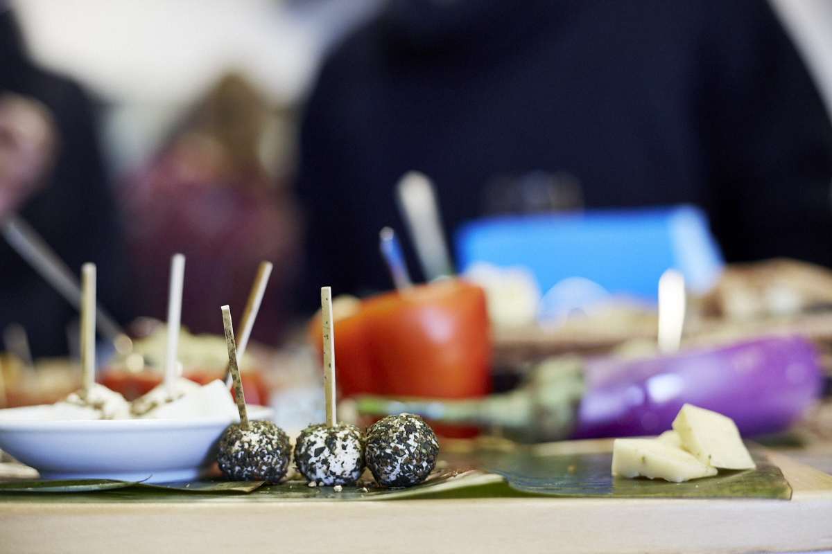 Les danseurs des Grands Ballets ouvrent les portes de leur studio pour un 5 à 7 vins et fromages