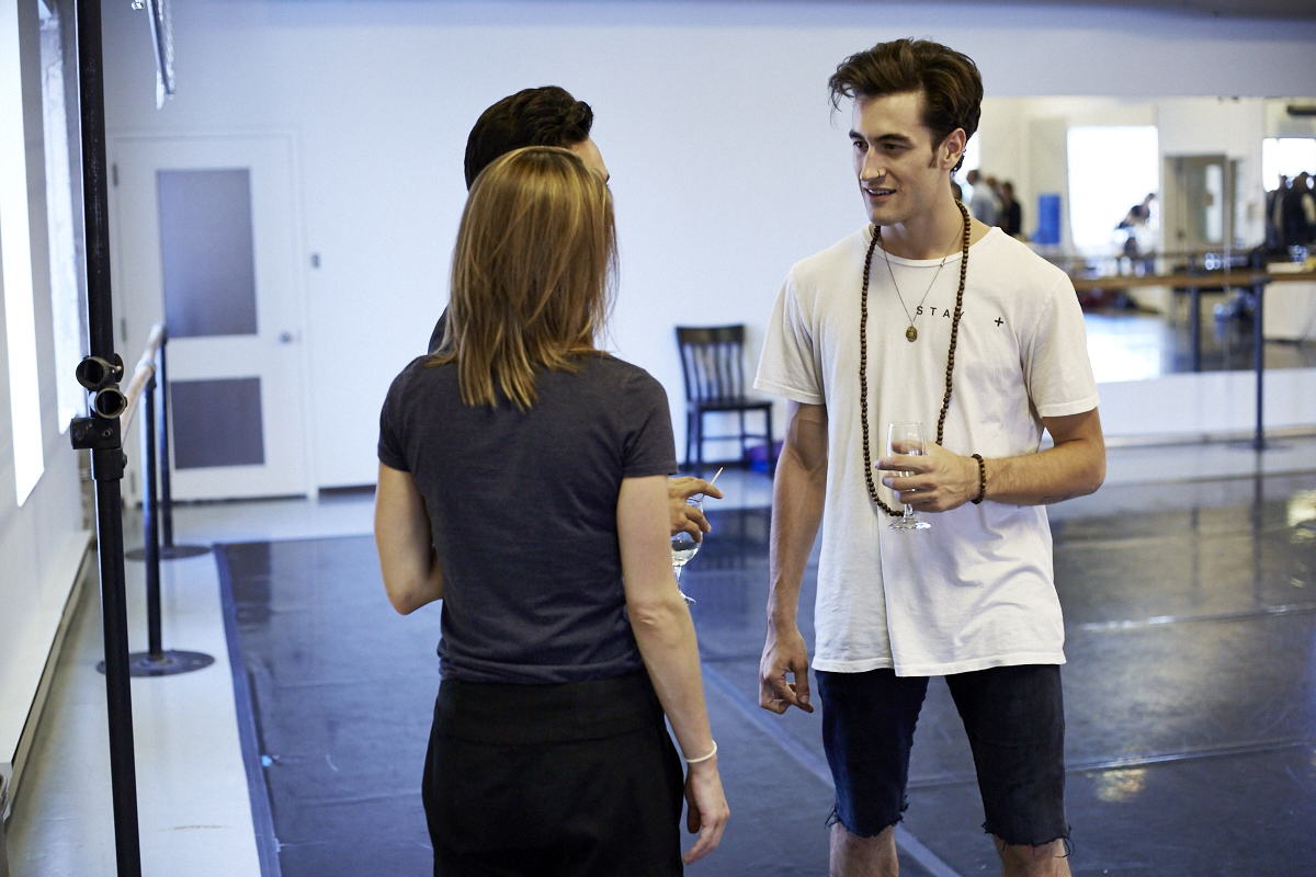 Les danseurs des Grands Ballets ouvrent les portes de leur studio pour un 5 à 7 vins et fromages