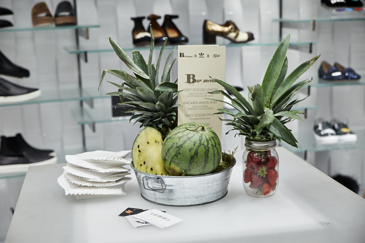 Browns lance une collection spéciale de Stan Smith Adidas en collaboration avec l'artiste montréalais TAVA