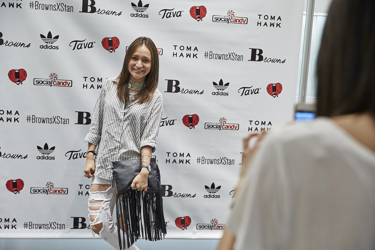 Browns lance une collection spéciale de Stan Smith Adidas en collaboration avec l'artiste montréalais TAVA