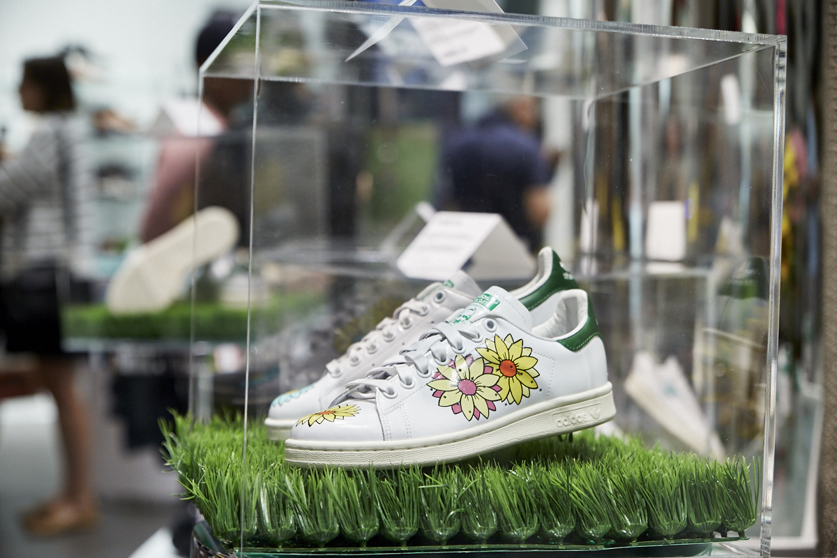 Browns lance une collection spéciale de Stan Smith Adidas en collaboration avec l'artiste montréalais TAVA