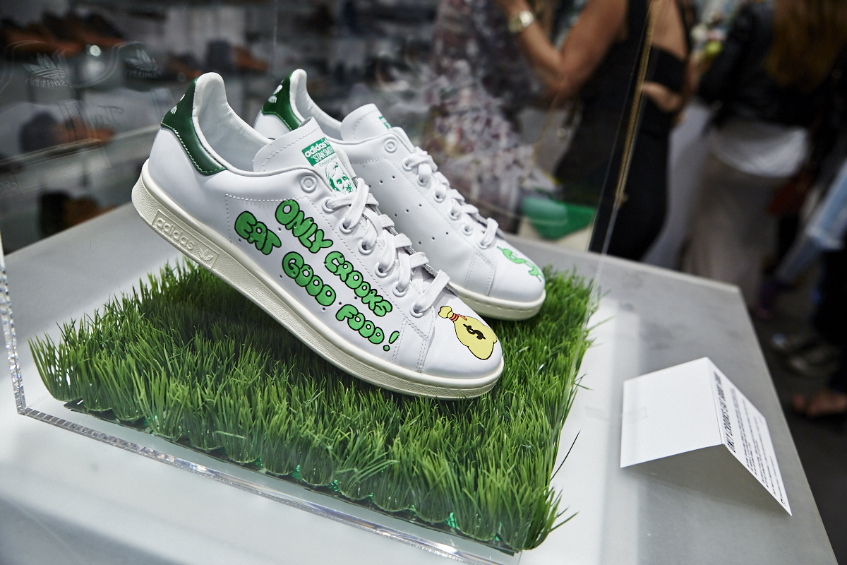 Browns lance une collection spéciale de Stan Smith Adidas en collaboration avec l'artiste montréalais TAVA