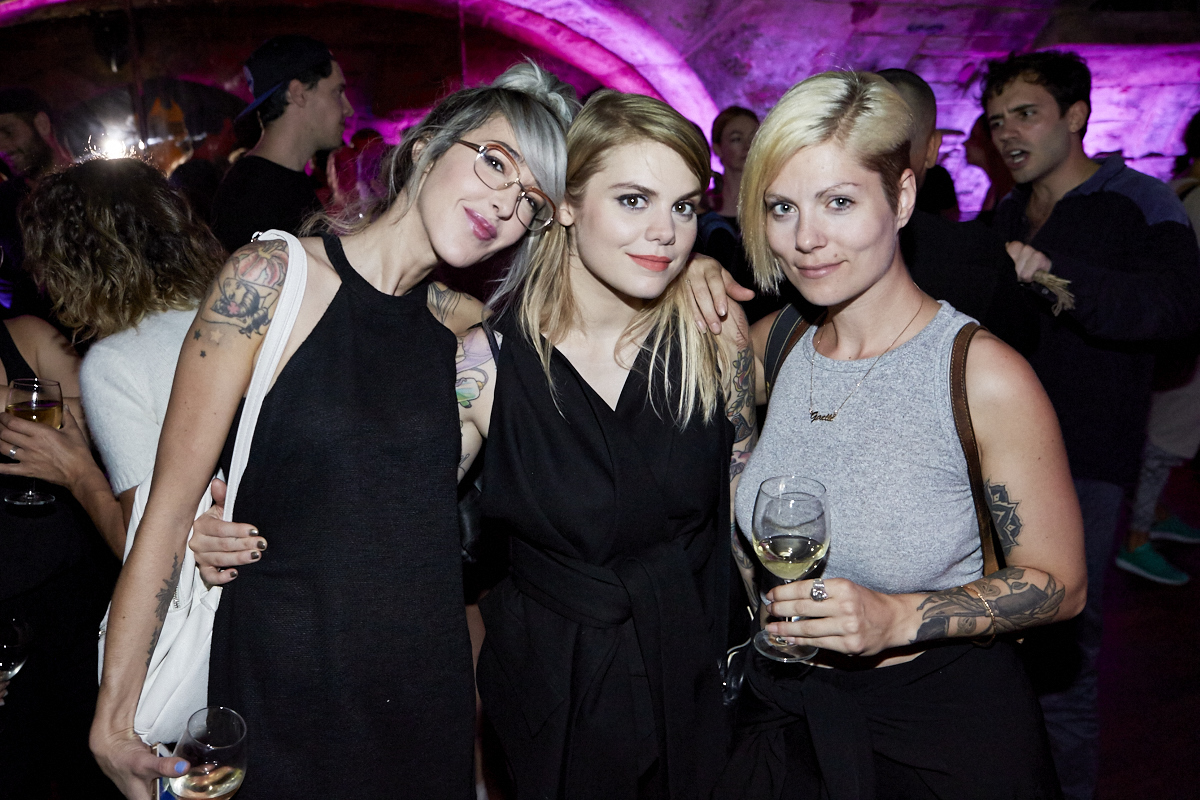 Coeur de pirate lance son nouvel album Roses dans l'étrange bar Félix