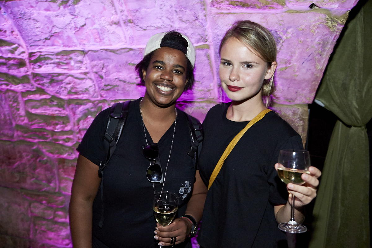 Coeur de pirate lance son nouvel album Roses dans l'étrange bar Félix