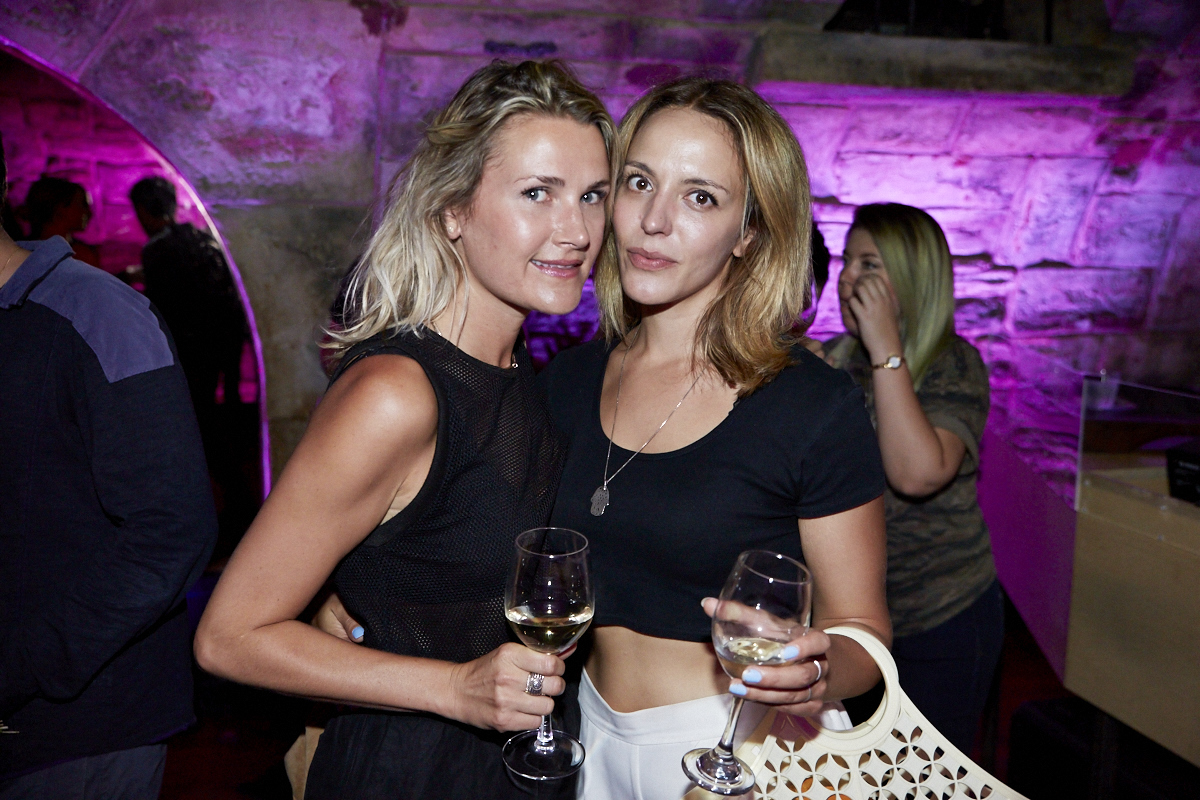 Coeur de pirate lance son nouvel album Roses dans l'étrange bar Félix