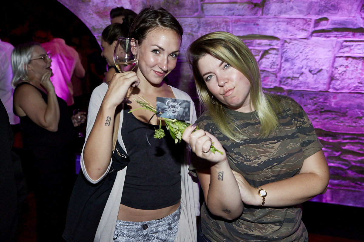 Coeur de pirate lance son nouvel album Roses dans l'étrange bar Félix