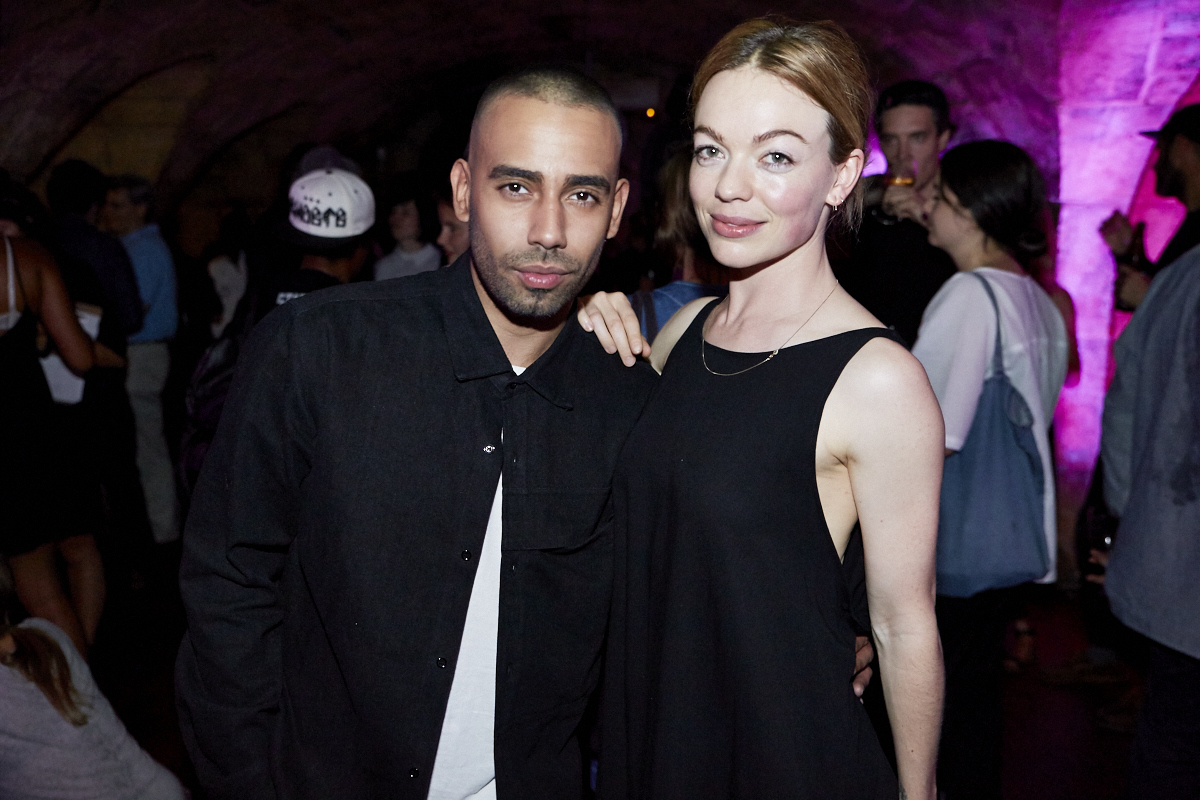 Coeur de pirate lance son nouvel album Roses dans l'étrange bar Félix