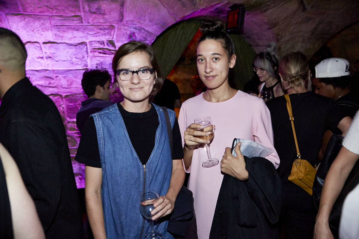 Coeur de pirate lance son nouvel album Roses dans l'étrange bar Félix